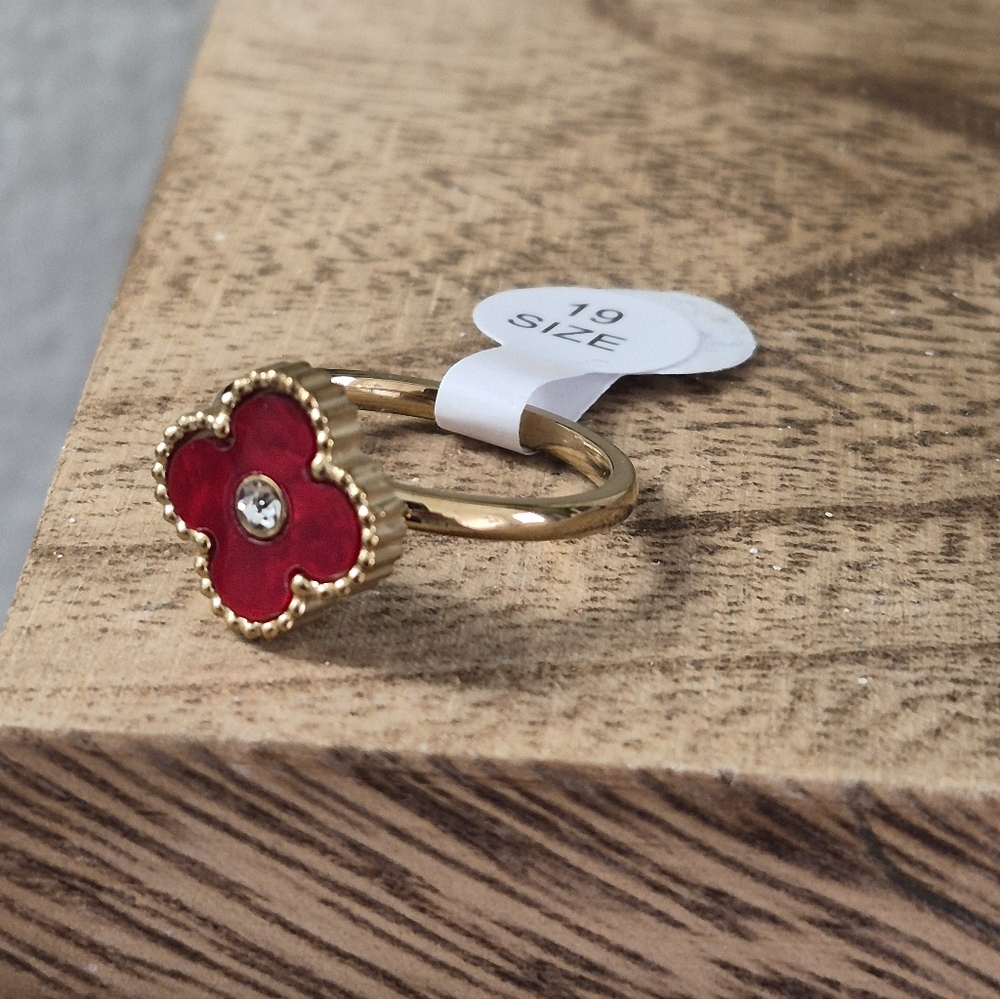 Elegant Gold and Red Stainless Steel Clover Ring - Size 9 - Picture 2 of 3